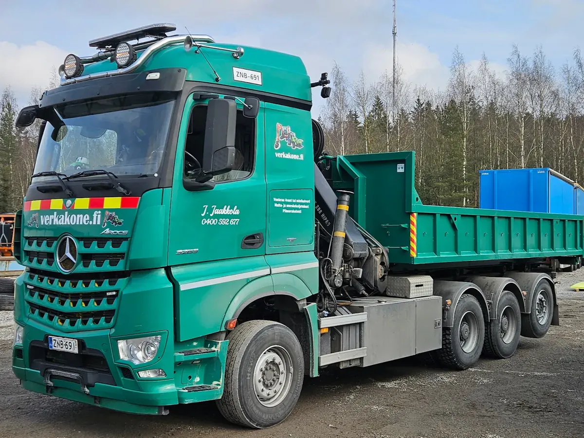 Verkakoneen kuorma-auto lastattuna maa-aineksilla